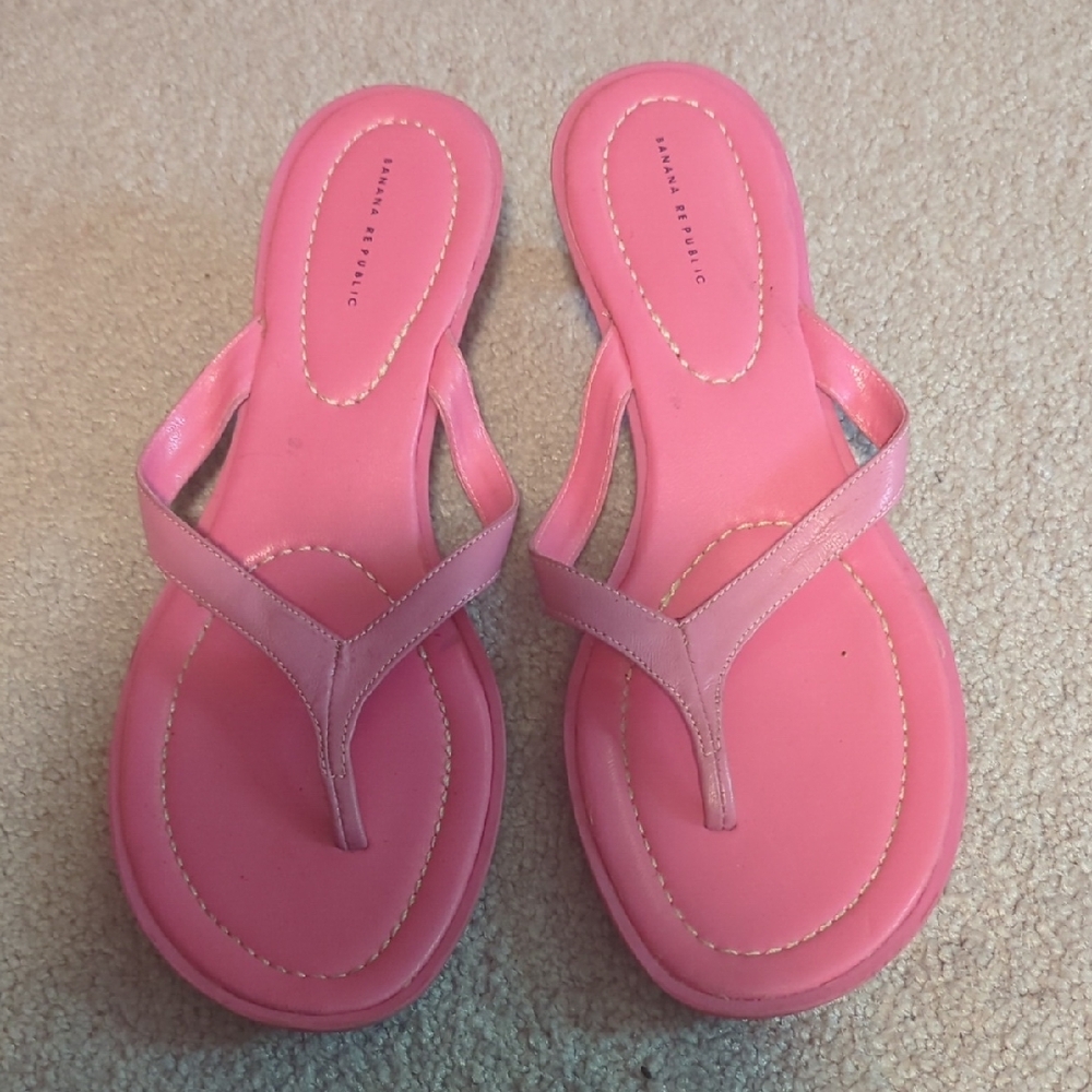 Banana Republic Pink Sandals with Classic Flip-Flop Design